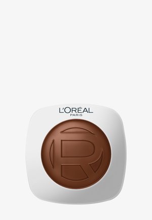 Maquillage crème compacte marron avec logo « R » embossé, contenu dans un contenant carré blanc avec le logo L'Oréal Paris au-dessus.