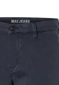 Navyblaue Baumwollmischung-Jeans mit Knopfverschluss, Gürtelschlaufen und dem eingestickten "MAC JEANS"-Logo am Bund. Glatte Textur.