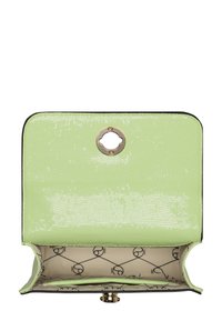 Cartera verde texturizada con un acabado suave, cierre de hardware dorado redondo y un interior patterned. Forma rectangular con bordes negros contrastantes.