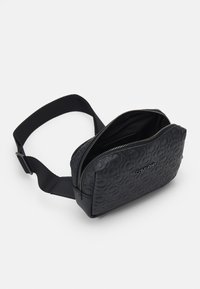 Calvin Klein MUST BLOCK HARNESS - Sac bandoulière - black tonal mono