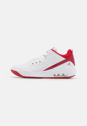 Sneaker bianco da atletica con dettagli rossi, sovrapposizioni testurizzate, sezioni perforate, ammortizzazione d'aria visibile e suola in gomma.