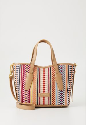 Sac en bandoulière tissé avec des rayures verticales multicolores en rouge, orange et jaune, avec des accents en simili cuir beige et une bandoulière amovible.