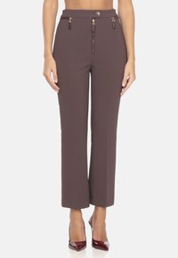 Pantaloni marroni su misura realizzati in tessuto liscio, dotati di vita con bottoni, tasche anteriori con zip e design a gamba dritta.