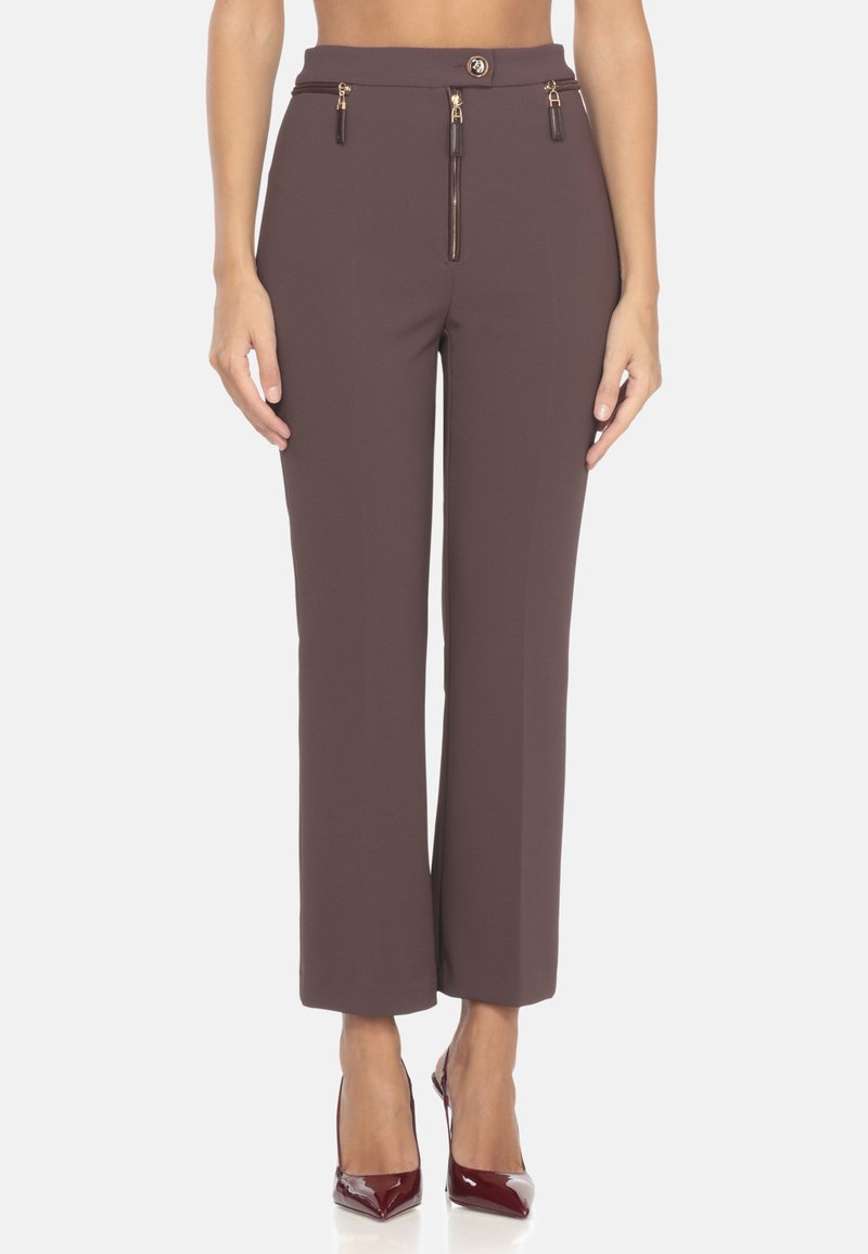 Pantaloni marroni su misura realizzati in tessuto liscio, dotati di vita con bottoni, tasche anteriori con zip e design a gamba dritta.