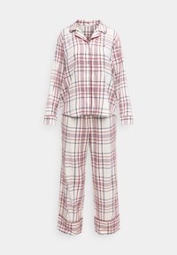 Conjunto de pijama a cuadros que incluye una camisa de manga larga con botones y pantalones a juego. Hecho de tela suave en colores blanco, rojo y azul con detalles con patrón.