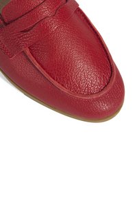 Rote Leder-Mokassin-Loafer mit strukturiertem Finish, ausgestattet mit einem dekorativen Band über dem Obermaterial und einem abgerundeten Zehenbereich.