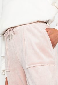 ONLY ONLREBEL VELVET CUFF PANTS  - Calças de fato de treino - adobe rose