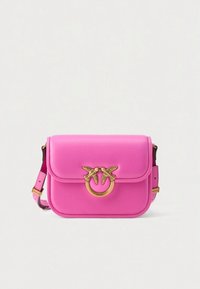 Rožnato usnjena torbica čez ramo z zaponko na preklop, na kateri je zlato kovinsko okrasje v obliki dveh ptic, vključeni nastavljiv trak.
