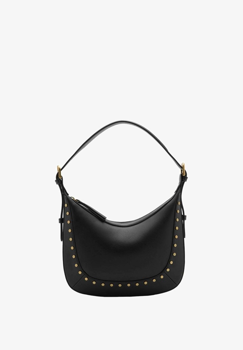 Sac à épaule en cuir noir avec forme incurvée et clous ronds dorés le long du bord avant et des côtés, bandoulière unique avec ferrures dorées.