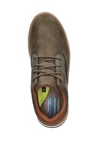 Scarpa in pelle marrone con tomaia texture, dotata di lacci, soletta imbottita e suola in gomma. Impermeabile e progettata per il comfort.