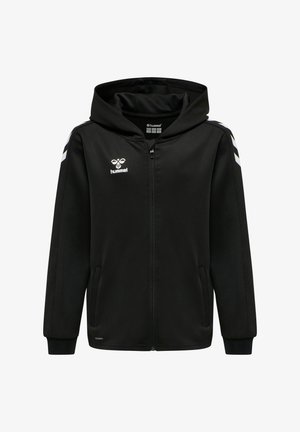 Czarna bluza z kapturem, zapinana na zamek, wykonana z miękkiego materiału, z kapturem, dwiema bocznymi kieszeniami oraz białymi paskami chevron na ramionach. Wyświetlone logo Hummel.
