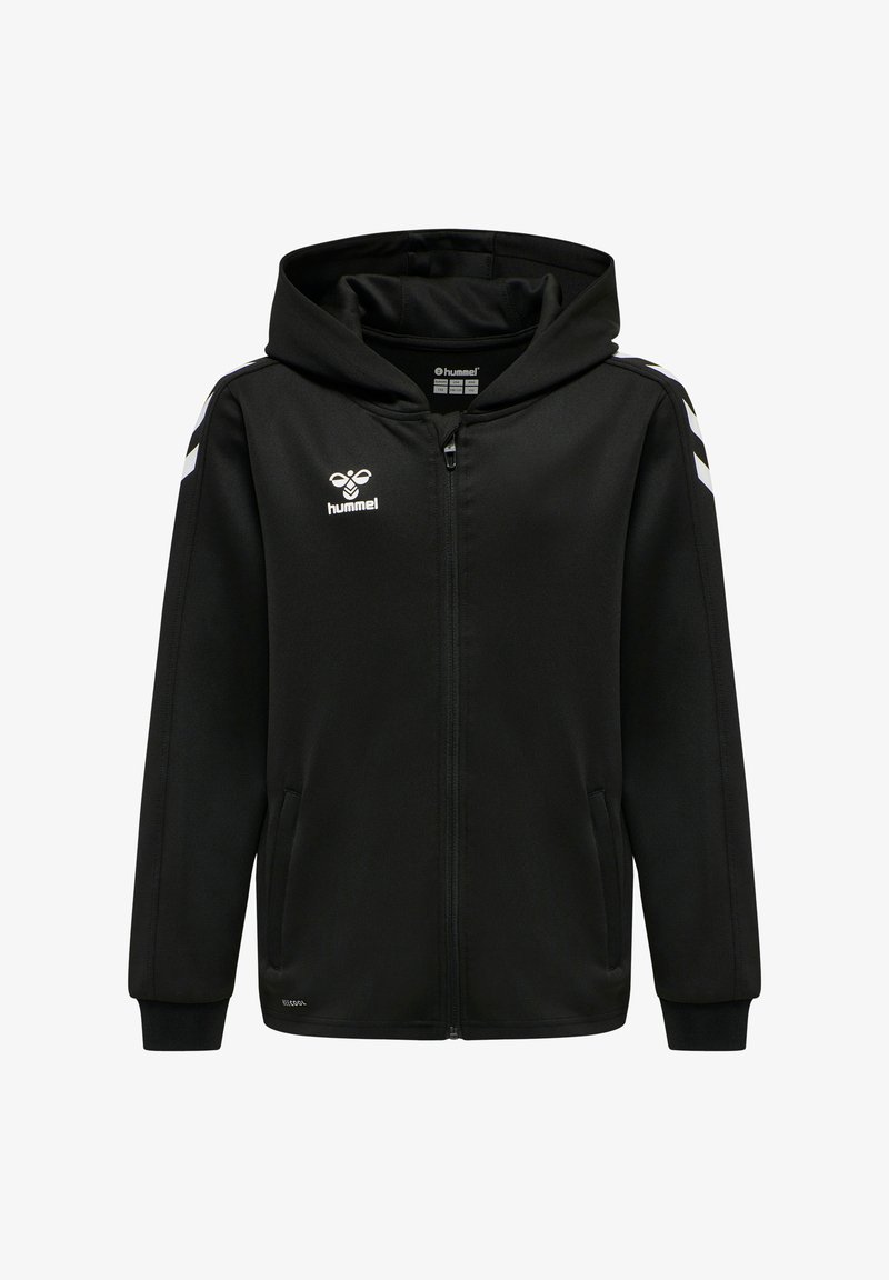 Felpa nera con zip realizzata in tessuto morbido, dotata di cappuccio, due tasche laterali e strisce a forma di chevron bianche sulle spalle. Logo Hummel visibile.