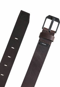 Cinturón de cuero marrón con una hebilla metálica rectangular con un logo de la marca, múltiples agujeros para ajuste y una superficie texturizada.