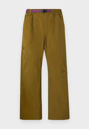 Pantalon ample couleur vert olive en tissu léger avec deux poches latérales et une ceinture réglable violette à la taille.