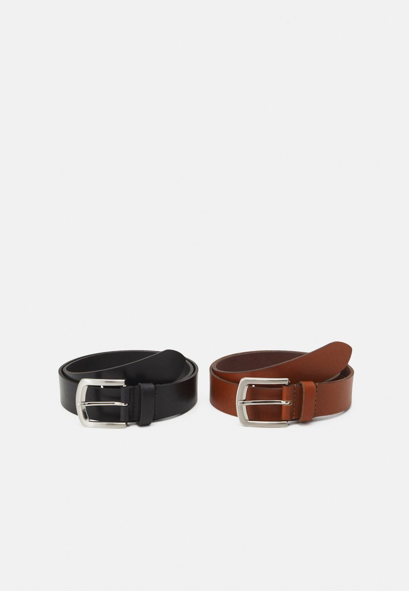 Zwei Gürtel: einer schwarz und einer braun, beide aus glattem Leder. Jeder hat eine silberne rechteckige Schnalle und ein klassisches Design.