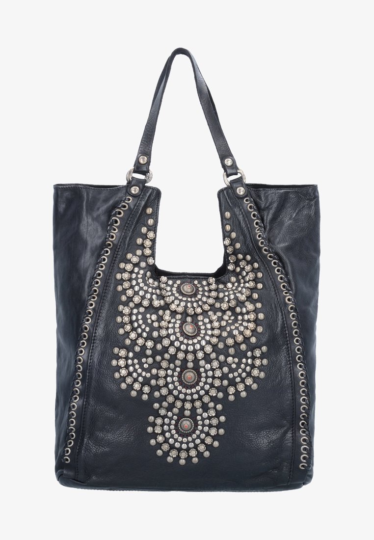Borsa tote in pelle nera con un motivo decorativo di perline e pietre argentate, dotata di manici larghi e dettagli in metallo lungo i bordi.