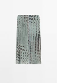 Lichtgewicht, gestreepte rok met een subtiele groen-blauwe tint. Heeft een gestructureerd ontwerp dat lijkt op schubben, met verticale lijnen en een zachte val.