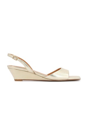 Kullakarva metallist kiilkontsaga sandaalid, millel on üks lai esiosa rihm ja tagumine pahkluu rihm, millel on reguleeritav pandlaga kinnitussüsteem sobivuse tagamiseks.