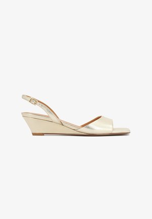 Guldmetallic kilehælssandaler med en enkelt bred frontrem og en rem om anklen bagpå, udstyret med en justerbar spænde for pasform.