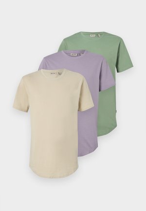 Trīs īsām piedurknēm T-krekli krēmkrāsā, lavandas un zaļā krāsā. Izgatavoti no mīksta kokvilnas, ar apaļām kakla izgriezumiem un brīvu piegriezumu.