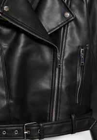Czarna skórzana kurtka motocyklowa z srebrnymi zamkami błyskawicznymi, zatrzaskami na kołnierzu oraz paskiem z klamrą w talii.