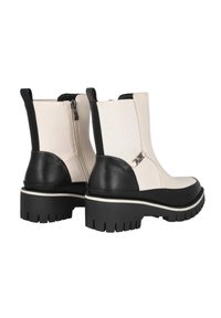 Botas de tobillo gruesas en negro y beis con parte superior de cuero liso, cierre de cremallera en la parte trasera y suela gruesa con relieve para estabilidad y agarre.