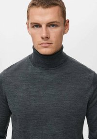 Pulover turtleneck de culoare gri închis, cu o textură netedă și un design ajustat. Prezintă un guler înalt și detalii cu nervuri la gât.