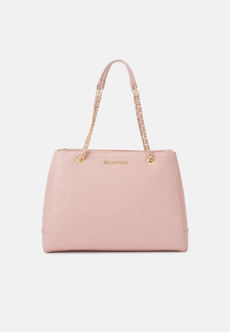 Sac à main en cuir rose avec un motif de logo en relief, offrant une forme structurée, des poignées en chaîne dorée et une texture lisse. Fermeture zippée sur le dessus.