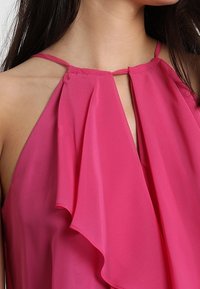 Rosa halterneck-top i lätt tyg som har en draperad, lager på lager-framdel med en öppen halsringning och tunna axelband.