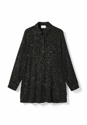 Must pikkade varrukatega särk peenikese väikese valge täpiprintsi ja nööpidega ees ning kraega, asetatud valgele taustale.