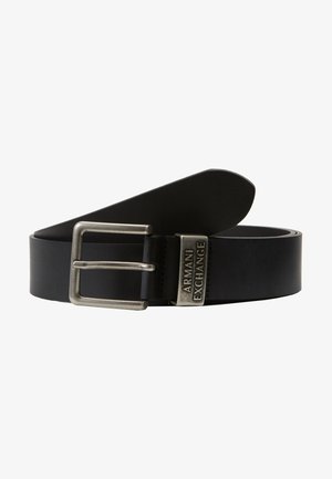 Cinto de cuero negro con una hebilla de metal plateado. Presenta una hebilla rectangular con el nombre de la marca grabado. Textura suave y diseño clásico.