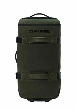 Bolsa de viaje rectangular Dakine de color verde oscuro con ruedas, múltiples asas y cremallera negra en la parte superior sobre fondo blanco.