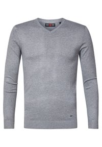 Pull gris à col en V en tissu doux, doté de manches longues et d'un ourlet côtelé. Design minimaliste avec un détail de logo subtil en bas.