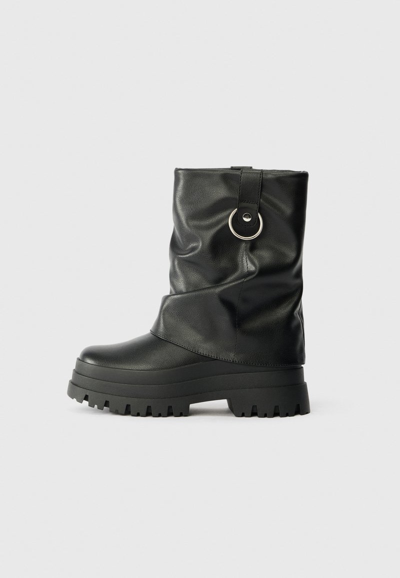 Bottes noires mi-mollet en matériau synthétique brillant avec un design plissé, dotées d'un détail argenté rond et d'une semelle extérieure en caoutchouc épaisse.