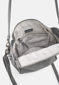 Borsa a tracolla in pelle grigia con chiusura superiore con cerniera, esterno liscio, interno foderato in tessuto, più tasche e tracolla regolabile.