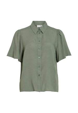 Kortermet, knappet bluse i dempet grønn med spiss krage og lett puffede ermer.