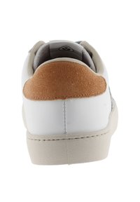 Sneaker bianco con tallone in suede beige, dettagli grigi, tomaia in materiale sintetico liscio, forma arrotondata e suola in gomma beige.