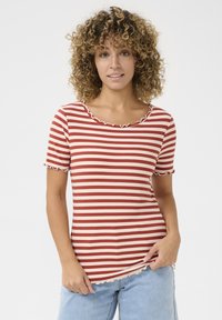 Rode en beige gestreepte T-shirt met een geribbelde textuur, een scalloped halslijn en korte mouwen. Gemaakt van een katoenmix.