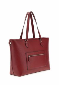 Sac fourre-tout synthétique rouge avec doubles poignées, finition texturée et poche zippée à l'avant. Forme rectangulaire avec des accents subtils.