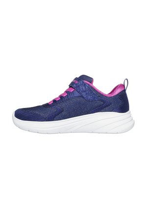 Lila Netz-Athletikschuh mit rosa Akzenten, weißer Sohle, schnürbarem oberen Teil und verstellbarem Riemen. Texturierte Oberfläche im gesamten Schuh.