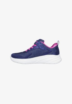 Lila Netz-Athletikschuh mit rosa Akzenten, weißer Sohle, schnürbarem oberen Teil und verstellbarem Riemen. Texturierte Oberfläche im gesamten Schuh.
