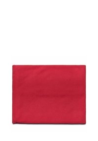 Tessuto di lana rosso rettangolare con una texture liscia, caratterizzato da un design semplice e pulito e bordi cuciti.