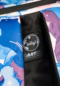 Barevný látkový batoh s živým modrým a růžovým designem, s černou etiketou, na které je nápis "baagl EARTH LIMITED EDITION."