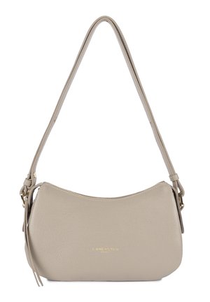 Sac à bandoulière en cuir beige avec fermeture éclair dorée et petit logo "Lancaster Paris" en or, doté d'une sangle réglable et d'un détail de gland sur le côté.