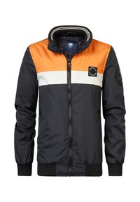 Heren bomberjack met een oranje en witte horizontale streep, zwarte body, geribbelde kraag en manchetten; ritssluiting aan de voorkant en logo-detail.