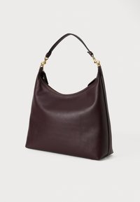 Borsa in pelle di un profondo bordeaux, design morbido con una sola tracolla e accessori in tonalità oro, caratterizzata da una texture liscia e forma tondeggiante.