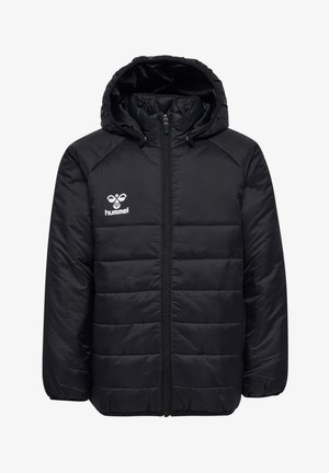 Schwarze gepolsterte Jacke mit durchgehendem Reißverschluss, kapuze und weißem Logo auf der Brust. Verfügt über gesteppten Einsätze und elastische Bündchen.