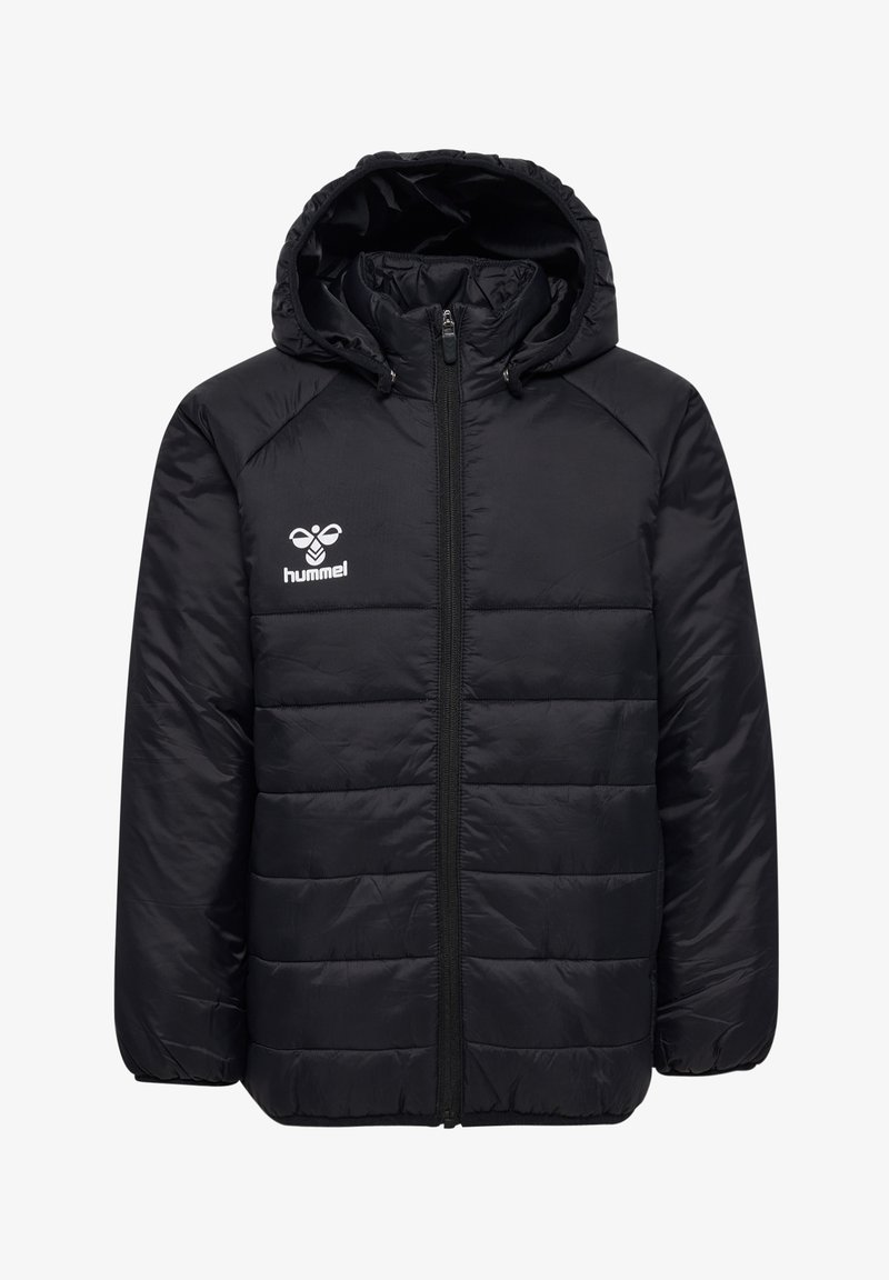 Giacca nera imbottita con zip frontale, cappuccio attaccato e logo bianco sul petto. Presenta pannelli trapuntati e polsini elastici.