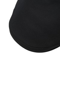 Gorra negra con una superficie lisa y texturizada y un visera curva, que presenta un borde cosido a lo largo del contorno.