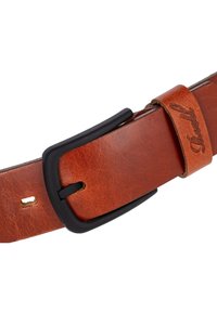 Cinturón de cuero marrón con un acabado texturizado, que presenta una hebilla de metal negro y un pequeño pasador de cuero grabado con el nombre de la marca.